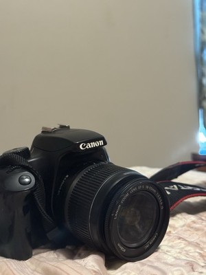 Canon EOS Rebel XS Black EF-S 18-55mm IS Lens Kit - Black