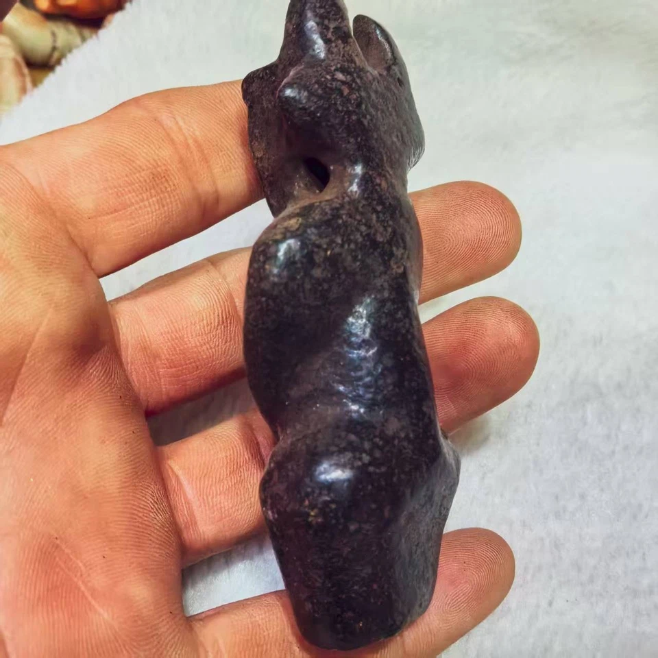 Talla de meteorito con patrón de persona inusual de la cultura Hongshan E Foto 2 de 4