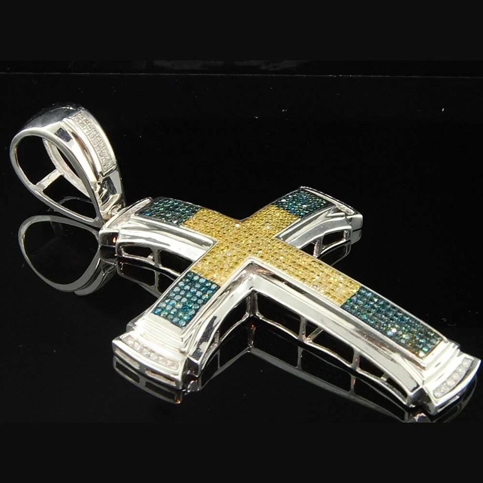 Colgante de cruz enchapada en oro blanco de 14 quilates con diamantes amarillos y azules de 1,60 quilates para hombre de 2,30" Foto 3 de 4
