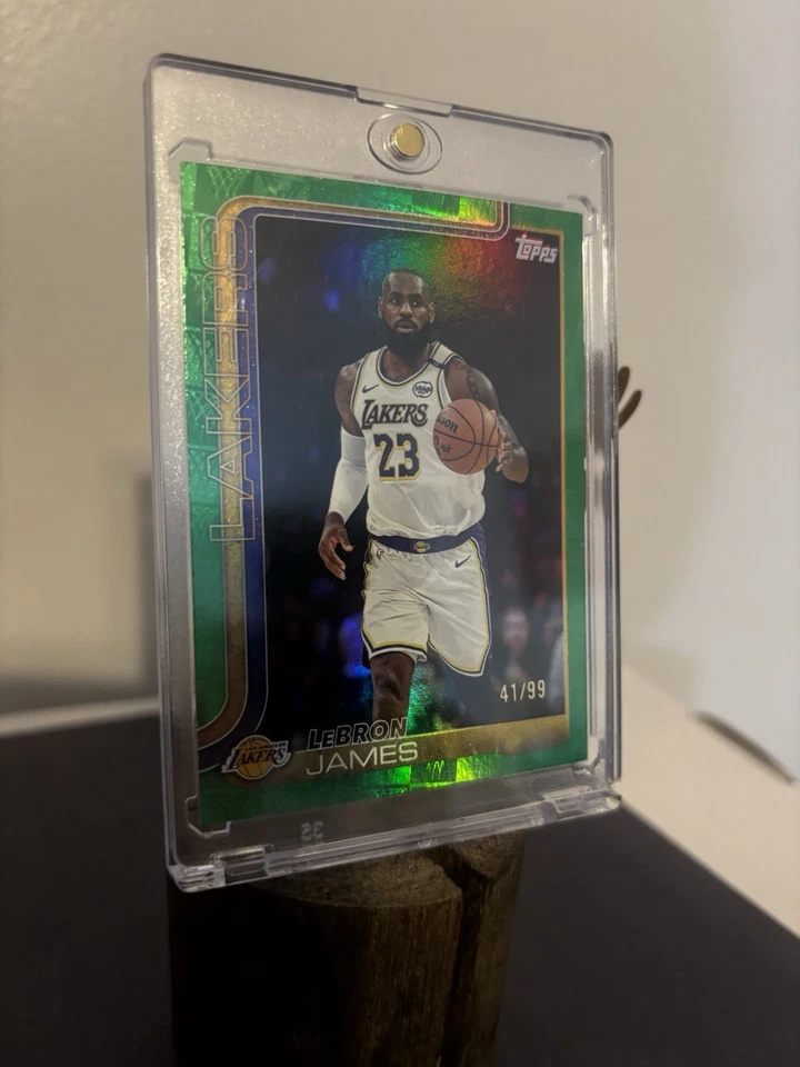 2025 Topps LeBron James Green Foil Tipoff /99 Los Angeles Lakers - Imagem 2 de 4