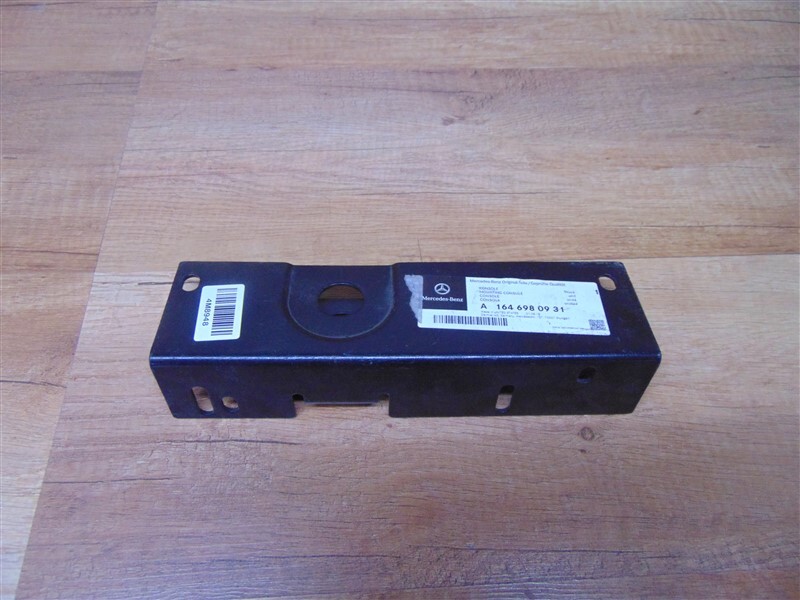 Brand New Step Carrier Rear Right Mounting Console Mercedes W164 