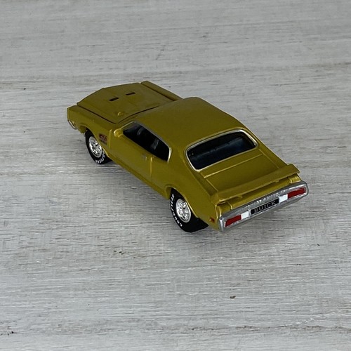 Johnny Lightning 1970 Buick GSX Gran Sport Gold Hood Lifts 1:64 - Picture 5 of 8