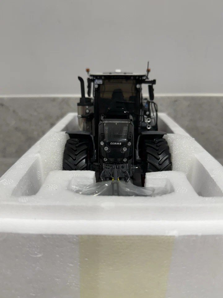 Universal Hobbies - Claas Axion 960 Terra Trac MY24 - 02674810 - 1:32 - Mint/New - Image 3 of 4