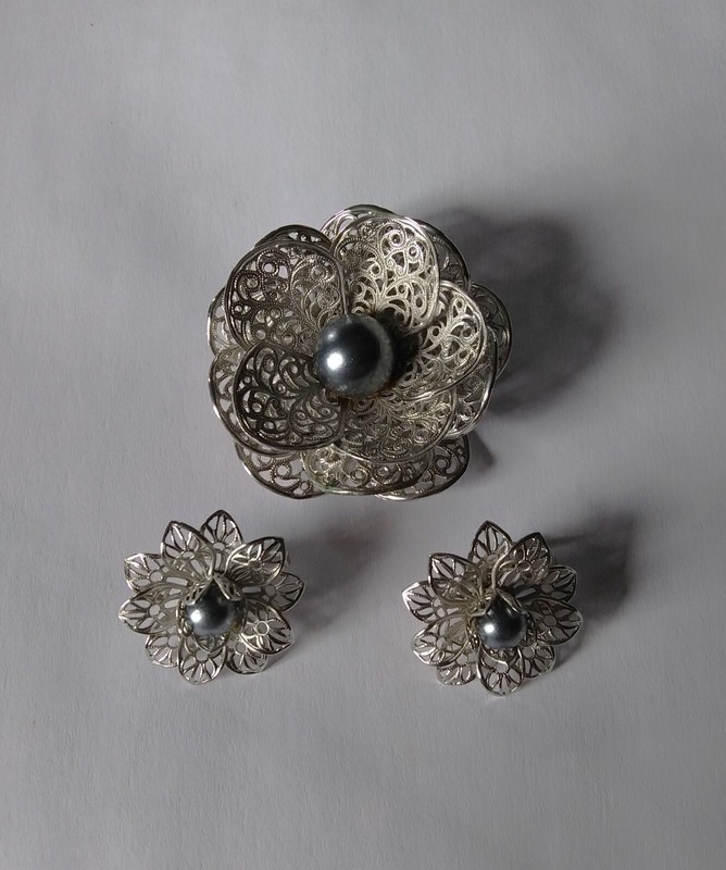 LOVELY DELICATE FILIGREE FLOWER EARRINGS & BROOCH PIN SET ORIG. BOX ENGLAND BROS