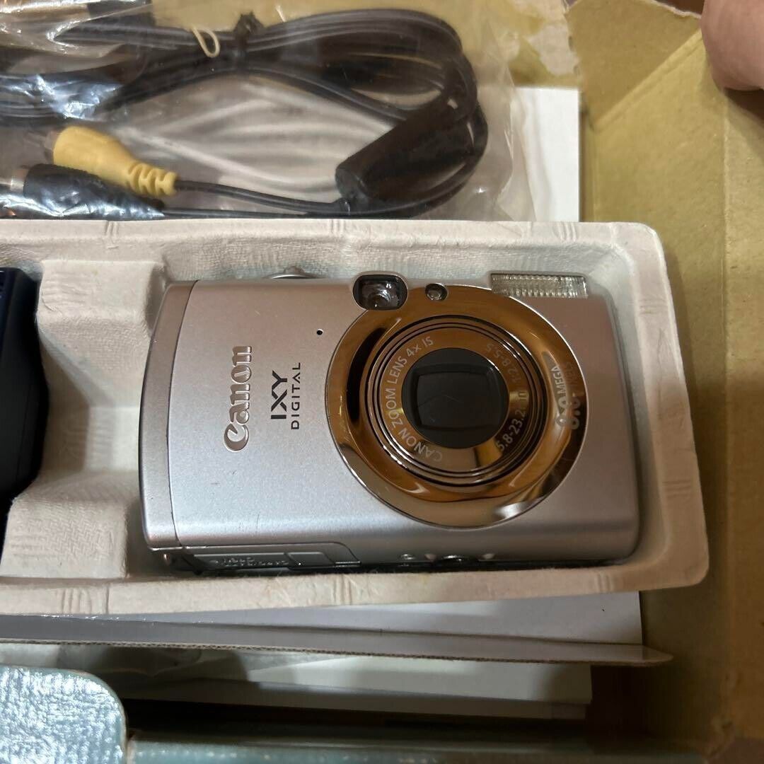 Canon IXY 810 IS 8.0 MP 4X Zoom Digital Camera Siver with Canon IXY 810 IS 8.0 MP 4X Zoom Digital Camera Siver with