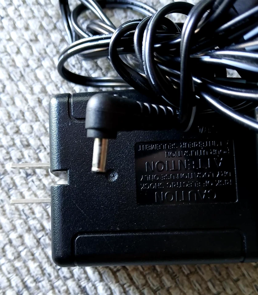 Adaptador de corriente AC/DC JVC 11V 1A OEM AP-V13U para videocámara Foto 3 de 3