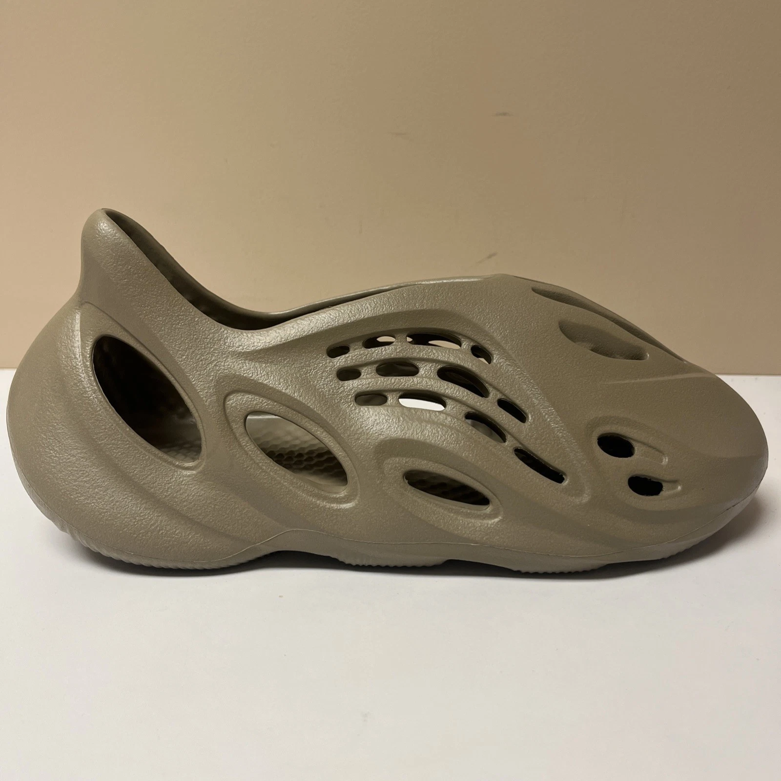 Taglia 13 Adidas Yeezy Foam Runner Stone Taupe ID4752