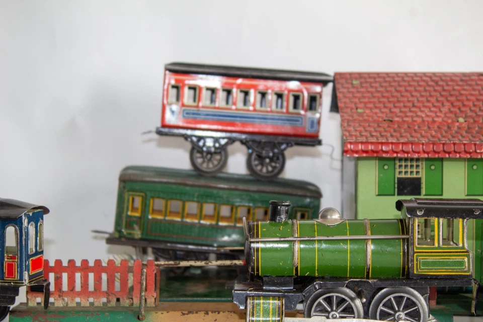 1920's Large  Issmayer German-made  0-gauge LOT of Coaches/Buildings/Accessories - Image 4 of 4