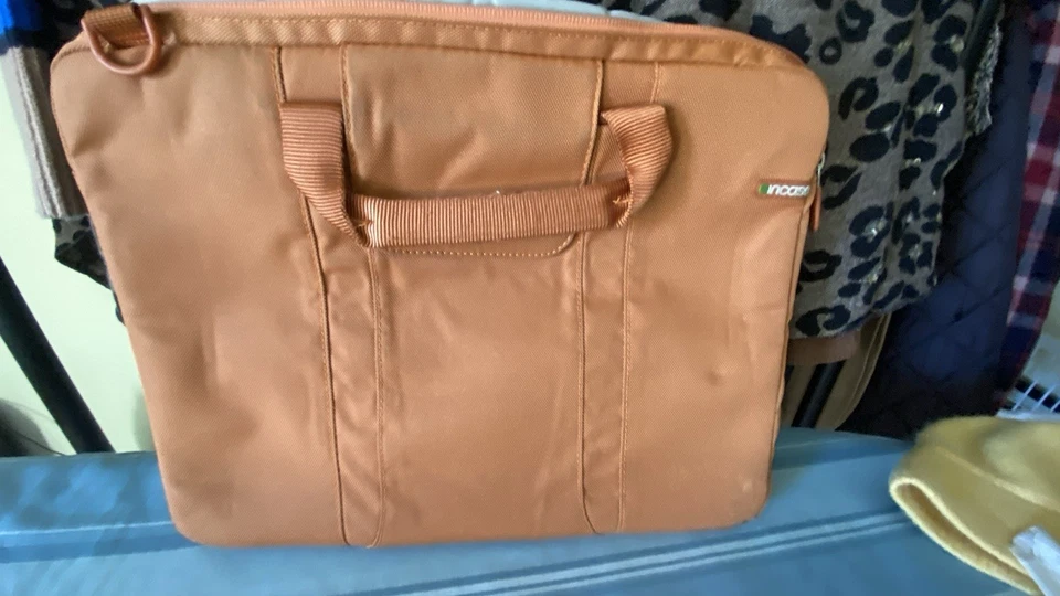 Bolso para portátil Incase calzoncillo con cremallera - naranja Foto 2 de 4