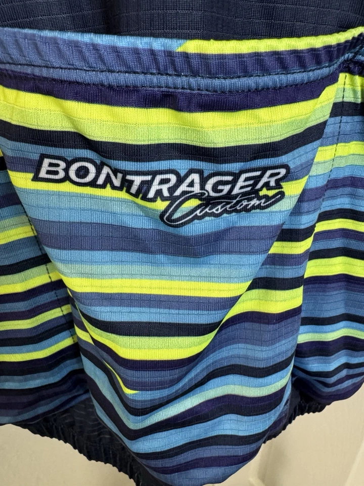 Camiseta deportiva de ciclismo Bontrager Trek semi ajustada verde neón/azul para hombre talla grande. Foto 3 de 4