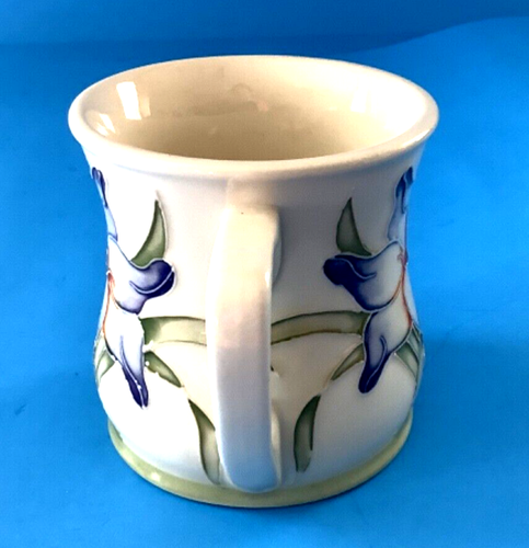 Taza vintage inglesa Moorcroft MCC 2001 taza jardín flor firmada 8 oz usada en excelente estado - Imagen 5 de 7