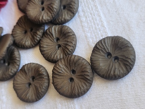 Lot 12 jolis boutons vintage marron texturé mat à trous 2,1 cm ref 746 - Picture 3 of 3