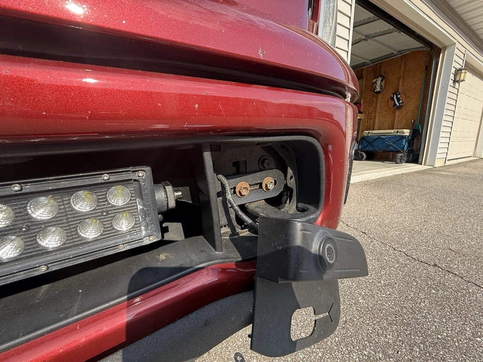 Nissan Titan 2016-2019 montaje de barra de luz flotante sin taladro Foto 3 de 4