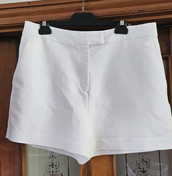 COUNTRY ROAD - Classic Tailored White Shorts - As NEW  Size 16