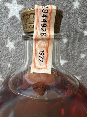 1 Flasche Crown Royal 1 l und 1 Flasche Johnnie Walker 0,75 l Whiskey  Whisky 