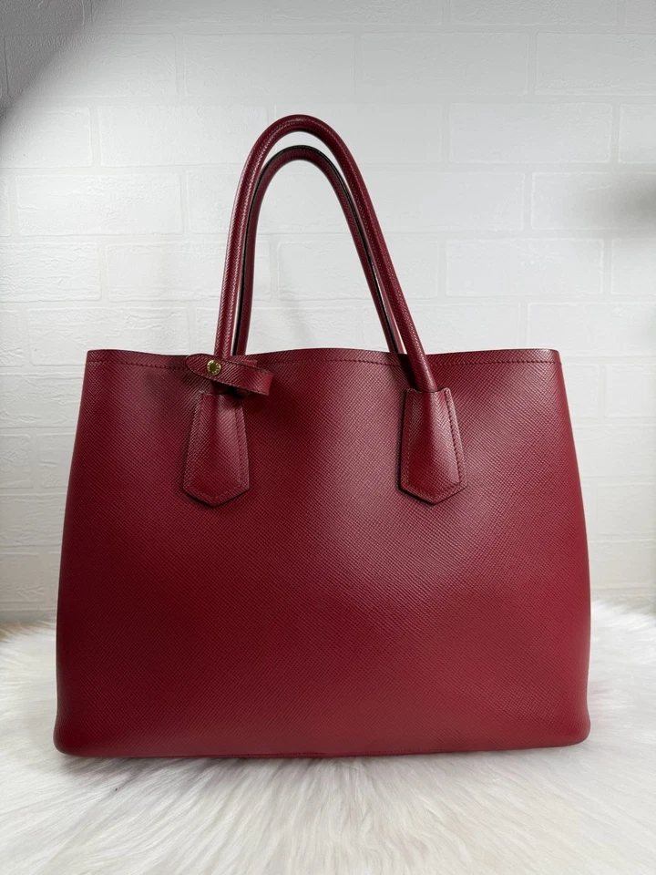 Auténtico bolso de hombro de cuero PRADA Saffiano rojo dorado herrajes con correa Foto 2 de 4