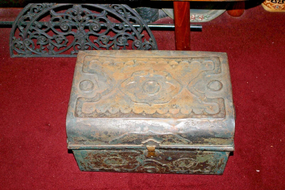 Antiguo baúl de almacenamiento victoriano de metal de hojalata con diseños elevados  Foto 2 de 4