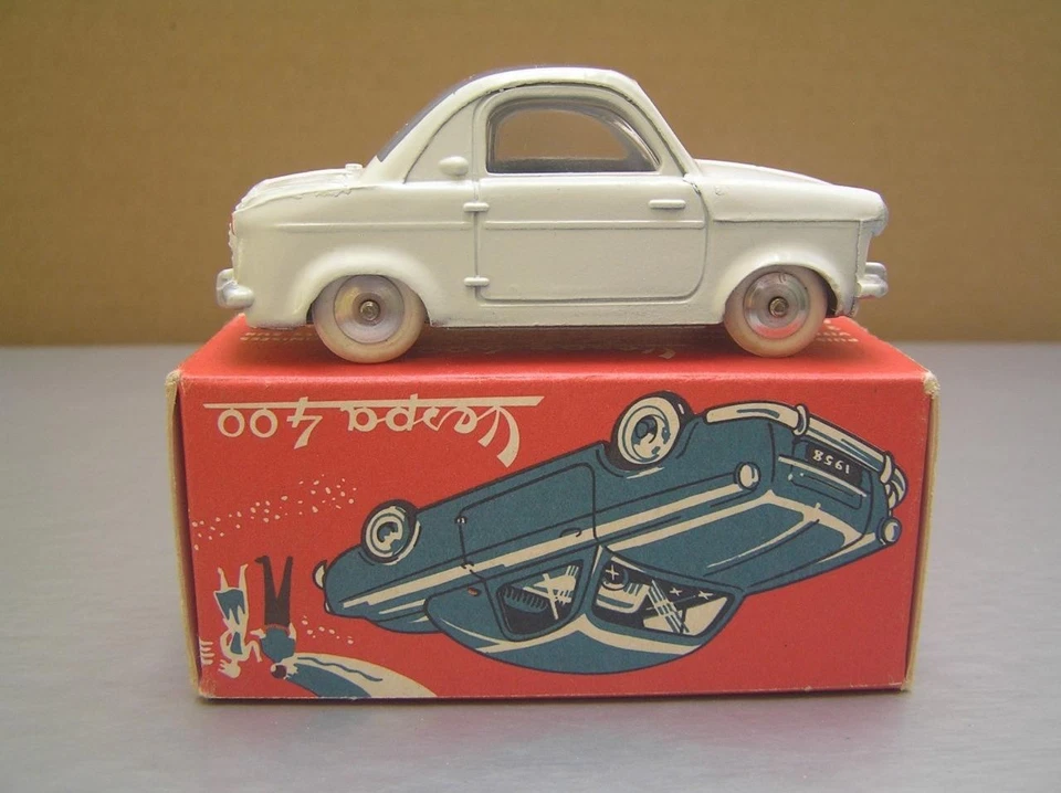 Quiralu Vespa 400 white and gray made in France 1/43 scale Mint in Box - Image 3 of 4