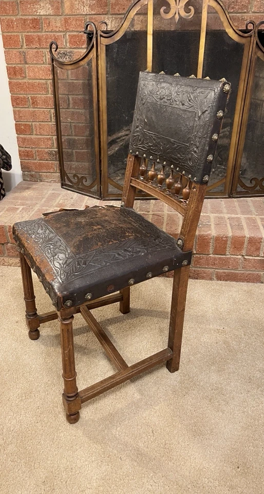 Silla de cuero en relieve renacimiento español cabezas de uñas decorativas madera oscura vintage Foto 2 de 4