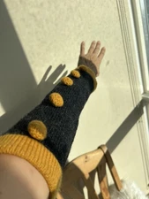 Bolivian 100% Alpaca Wool Arm Warmers In Gold And Charcoal/black Wool
