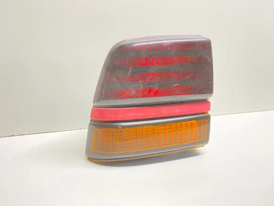 1988 - 1991 PONTIAC SUNBIRD ЗАДНИЙ ЛЕВЫЙ БОКОВОЙ ЗАДНИЙ ФОНАРЬ QTR УСТАНОВЛЕН OEM 166-01340 - Изображение 2 из 4