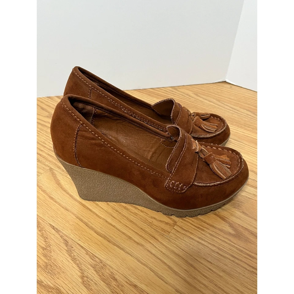 Mocassim anabela feminino MIA marrom camurça borla tamanho 6 - Imagem 2 de 4