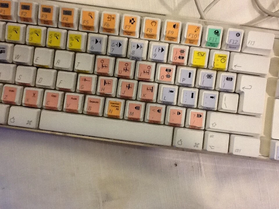 Genuine Apple USB Wired Keyboard Model No: A1048 -UK Layout -  Clear / White - Image 3 of 4