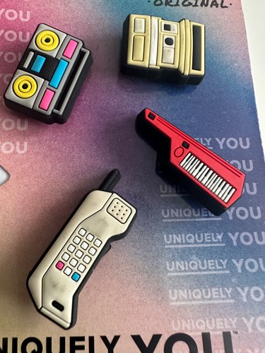 Crocs UNIQUELY YOU RETRO VIBE 4 pack Fit Plastic Shoe Charm back to school! - Imagen 3 de 11