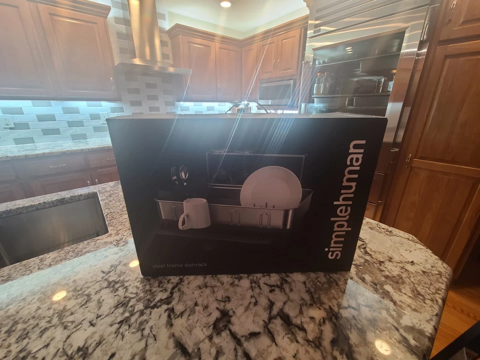 Estante de secado de platos de cocina simplehuman con caño giratorio a prueba de huellas dactilares Stai... Foto 2 de 4