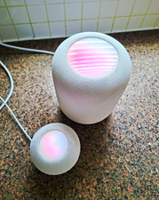 2 X Apple HomePod Smart Speakers White Wi?Fi Siri Compatible. 2nd Generation.