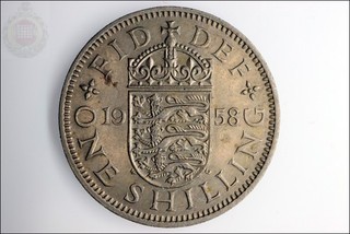 1958 QUEEN ELIZABETH II CUPRO NICKEL ENGLISH ( 1/– ) ONE SHILLING COIN.