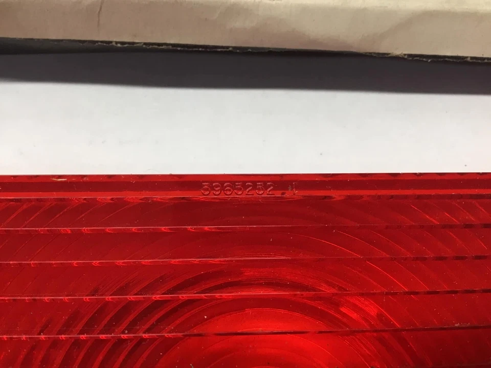 Lente de lámpara trasera y tope interior inferior manual NOS GM Oldsmobile 1970 F85/Cutlass R-L Foto 3 de 4