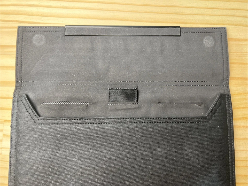 ПРИНЯТЫЙ — тонкий тонкий рукав Soho для iPad и большинства планшетов до 8 дюймов — ЧЕРНЫЙ/GUNMETAL - Изображение 2 из 3