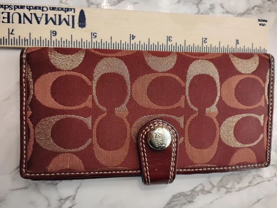 Cartera sobre vintage Coach borgoña con estampado de charol y2K Foto 2 de 4