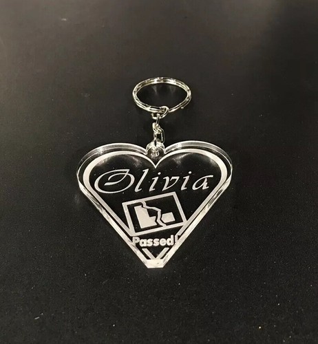 Llavero de corazón personalizado para felicitaciones por pasar tu examen de manejo - Imagen 4 de 4
