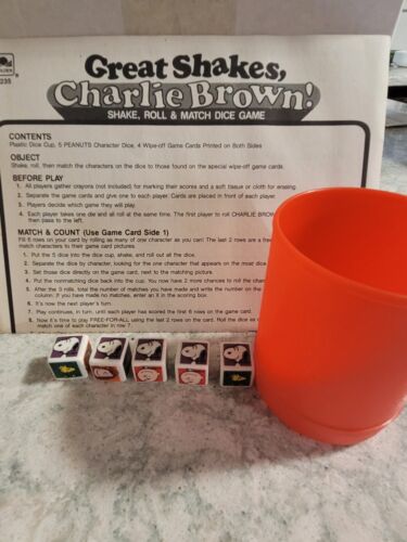Great Shake Charlie Brown Game Pieces, 5 dadi, tazza e istruzioni, 1988. - Foto 1 di 8