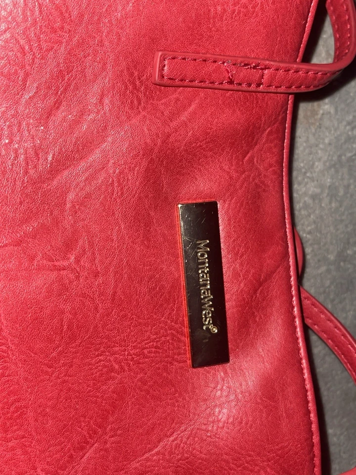 Bolso de hombro Montana West rojo con detalles dorados. Foto 2 de 4