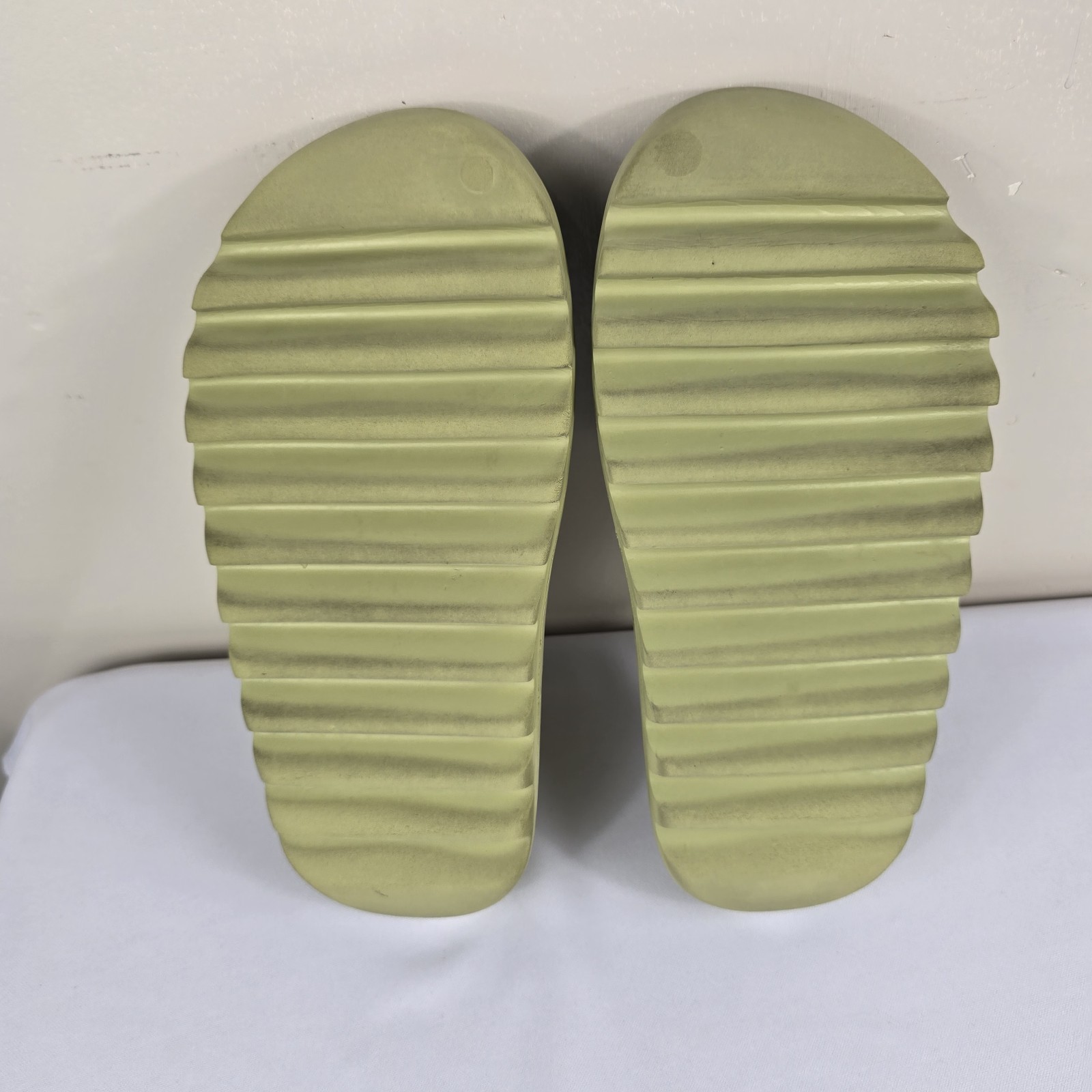 Women’s Size 10 US Adidas Yeezy Slides Resin Slippers No Box Authentic Used thumbnail 6