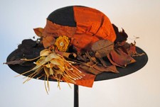 LADIES FINE WOVEN STRAW HAT WITH FLOWERS, CIRCA 1920s