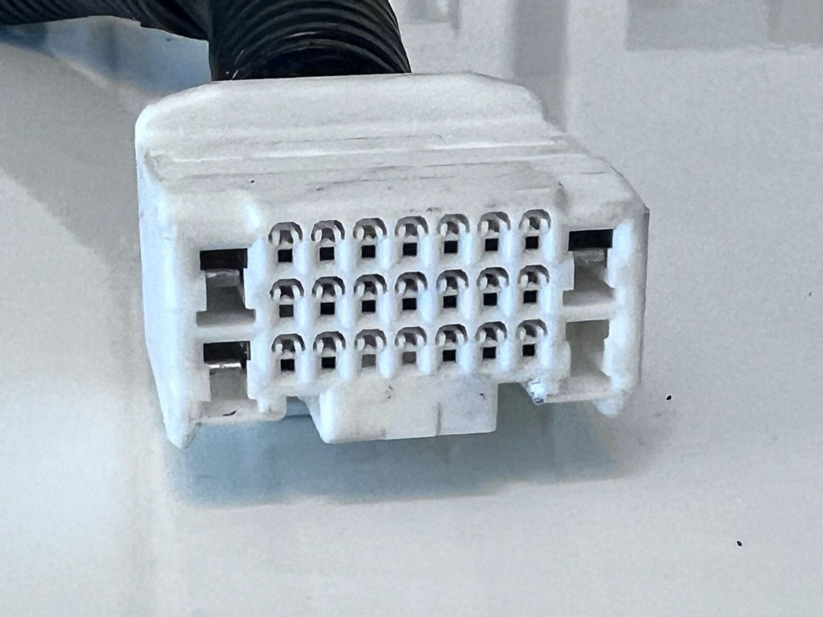 TOYOTA LEXUS OEM CONNECTOR 12414 25 Port 21 Terminal 90980-12414
