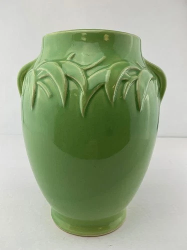 VINTAGE MCCOY POTTERY VASE LEAF PATTERN DOUBLE HANDLE USA 1940-1950 LIGHT GREEN