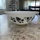 Pyrex 443 Black White Gooseberry 2.5 qt quart Cinderella Mixing Bowl  KK