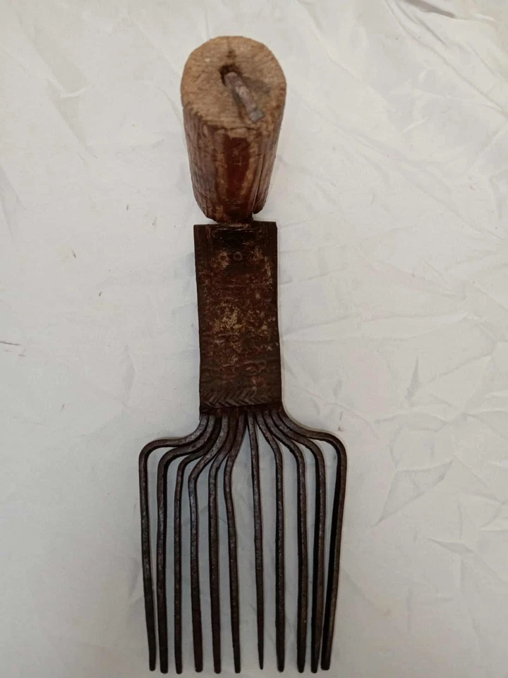 Carpet comb wrought iron BERBER FOLK ART 19th century Textile Tool w Decoration - Image 3 of 4