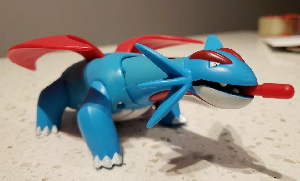 Boneco de ação Pokemon 10th Anniversary Salamence Target Only 6,5" Hasbro 2005 - Imagem 2 de 4