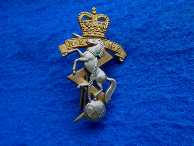 ERII ROYAL ELECTRIC & MECHANICAL ENGINEERS ZWEITEILIGES OFFIZIERS-MÜTZENABZEICHEN, GAUNT