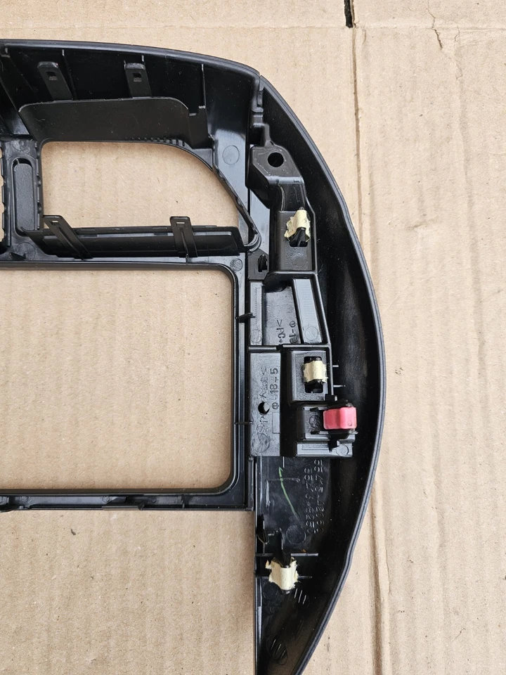 2004 - 2005 年丰田 RAV4 收音机中心仪表板装饰边框装饰原始设备制造商 — 第 3/4 张图片