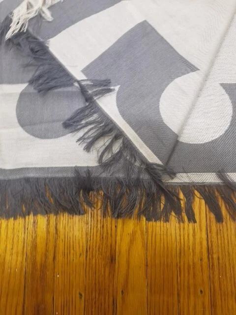 NUEVO CON ETIQUETAS TORY BURCH bufanda jacquard con logotipo dividido gris $188 Foto 3 de 4