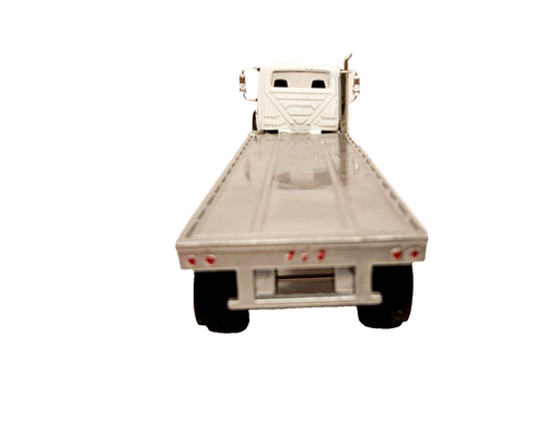 Greenlight / DCP White International Cutom Built 27 Ft Flatbed - Hay - Salvage - Picture 5 of 14