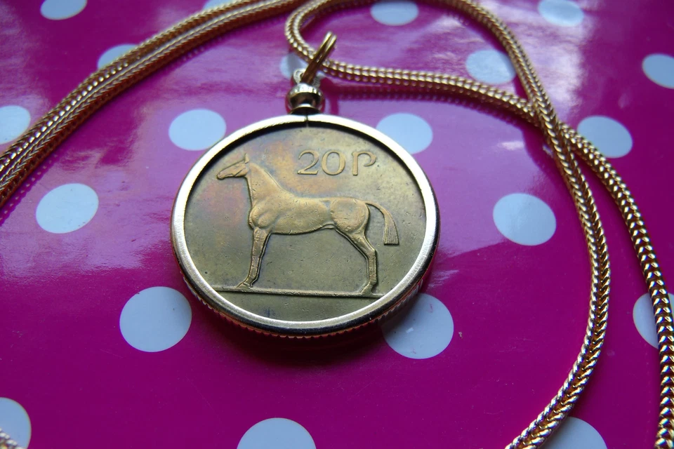 COLGANTE MONEDA CABALLO PONY IRLANDÉS 1986 en una cadena de serpiente cola de zorro llena de oro de 28" Foto 3 de 4