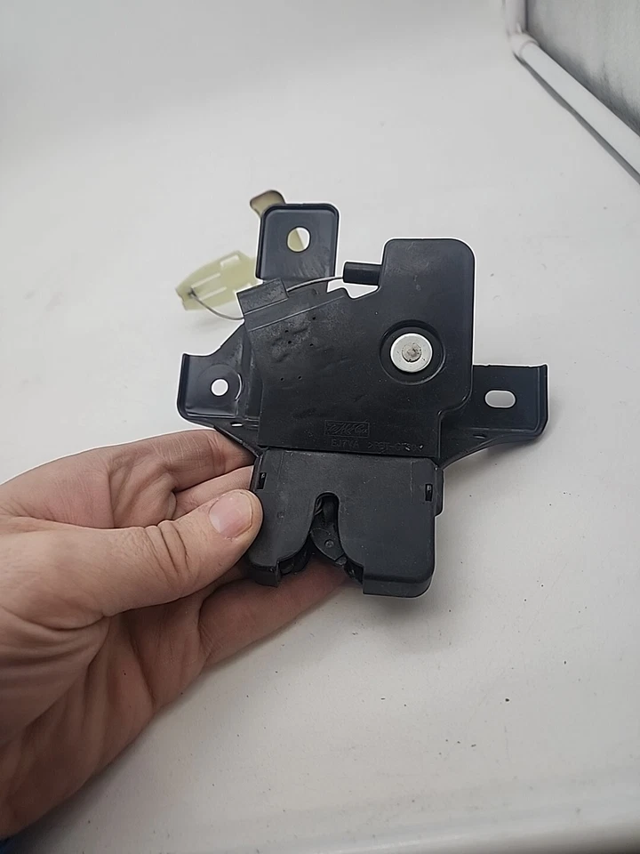 Actuador de cierre de tapa de maletero trasero OEM 2010-2013 Ford Taurus 3,5 L DA5A-5443282 Foto 3 de 3